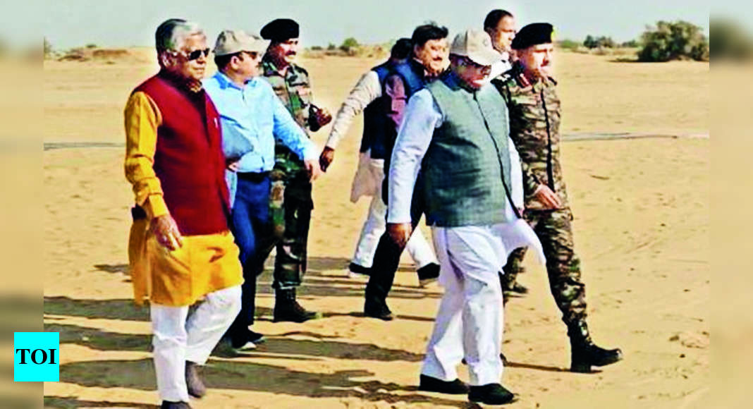 संसद के रक्षा पैनल ने जैसलमेर में सेना की फायरिंग रेंज का दौरा किया |  जयपुर समाचार – टाइम्स ऑफ इंडिया