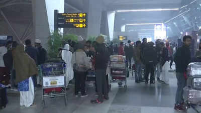 Delhi: Flights delayed due to severe fog and cold in the national capital