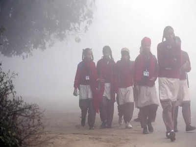 Students are going to their school during dense fog during extreme