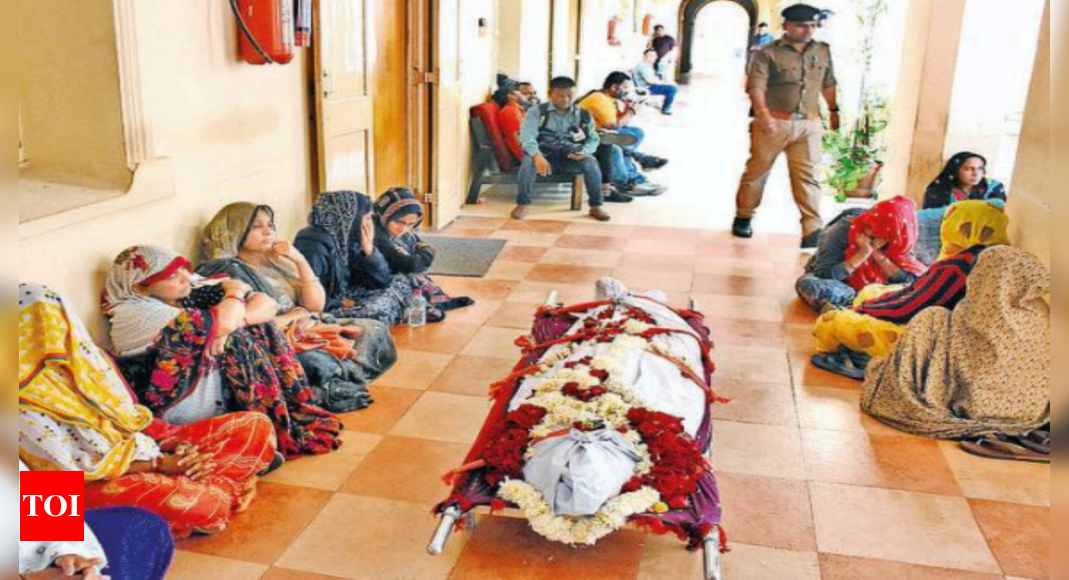 मकरपुरा जीआईडीसी में गिरकर मजदूर की मौत, परिवार ने लगाई मदद की गुहार |  वडोदरा समाचार – टाइम्स ऑफ इंडिया