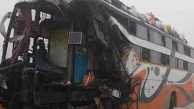 4 dead, 10 hurt as bus rams into truck on Agra-Lucknow Expressway
