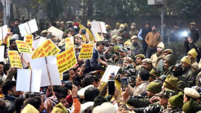 MCD House Ruckus: AAP Protests Outside BJP Headquarters | Delhi News ...