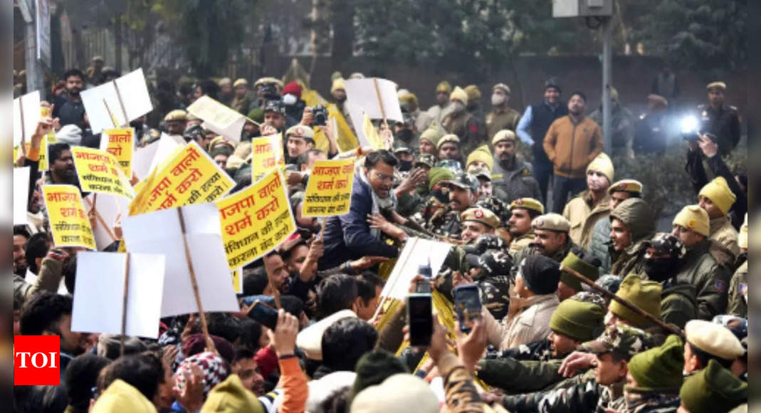 एमसीडी हाउस हंगामा: आप ने बीजेपी मुख्यालय के बाहर किया प्रदर्शन |  दिल्ली समाचार – टाइम्स ऑफ इंडिया