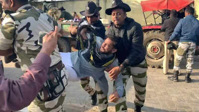 Distress sale of paddy: Farmers scuffle with police near Naveen Niwas