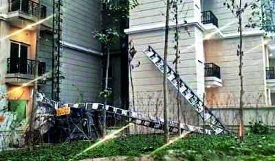 Lift comes crashing down 25 floors, engineer killed