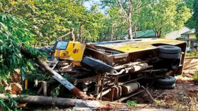 13 injured as private bus overturns in Trimbakeshwar