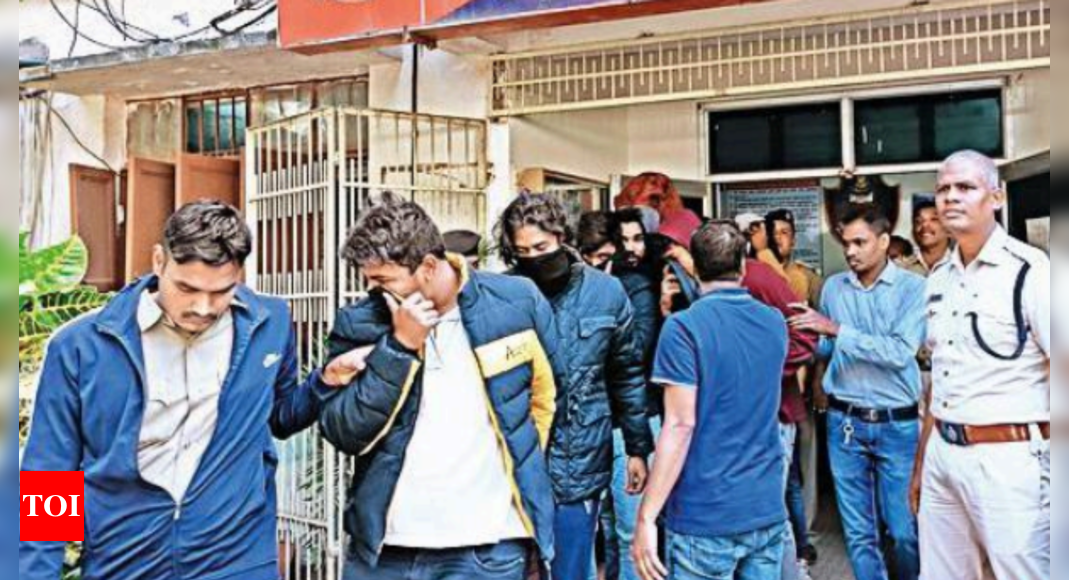 भुवनेश्वर के बार में तोड़फोड़ करने के आरोप में बीटेक के 34 छात्र गिरफ्तार |  भुवनेश्वर समाचार – टाइम्स ऑफ इंडिया