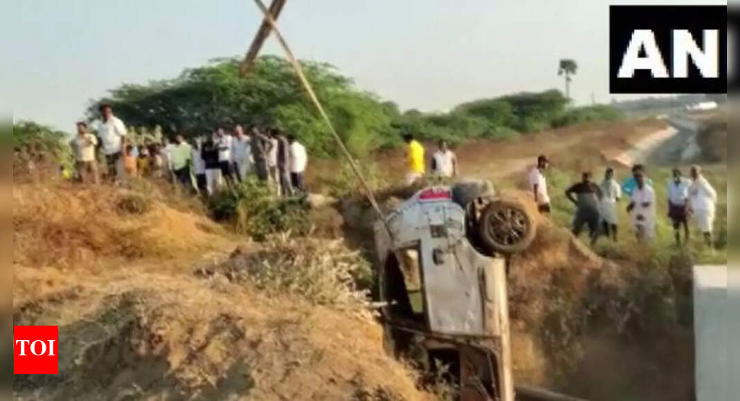 5 of family die after car falls into canal in Telangana | Hyderabad ...