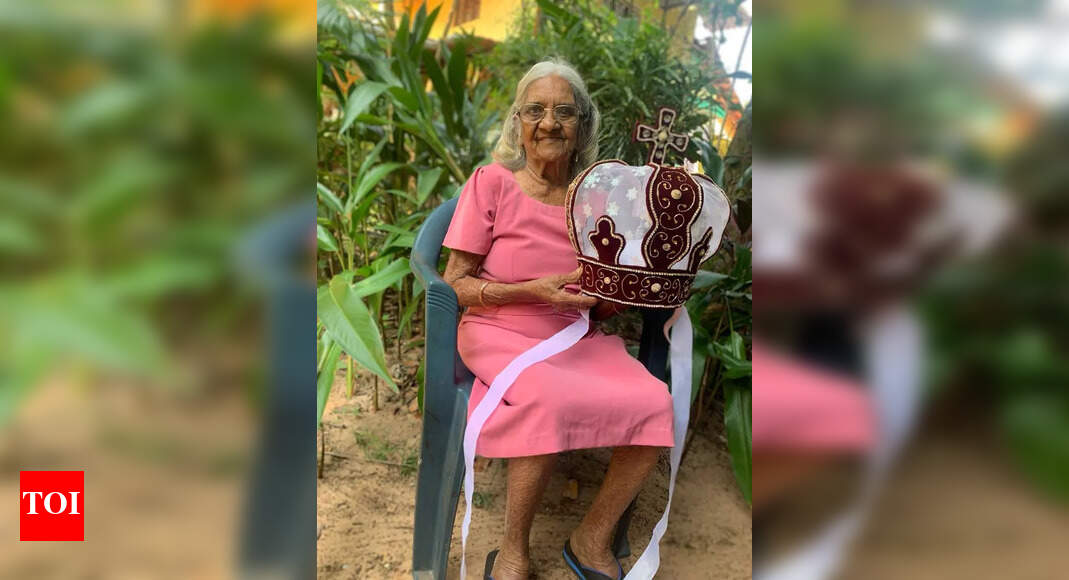 ताज बनाने में लगभग एक महीने का समय लगता है, 90 वर्षीय एफिगेनिया सल्दान्हा कहती हैं, जो कान्सॉलीम में तीन राजाओं के लिए मुकुट बनाती हैं |  गोवा समाचार – टाइम्स ऑफ इंडिया