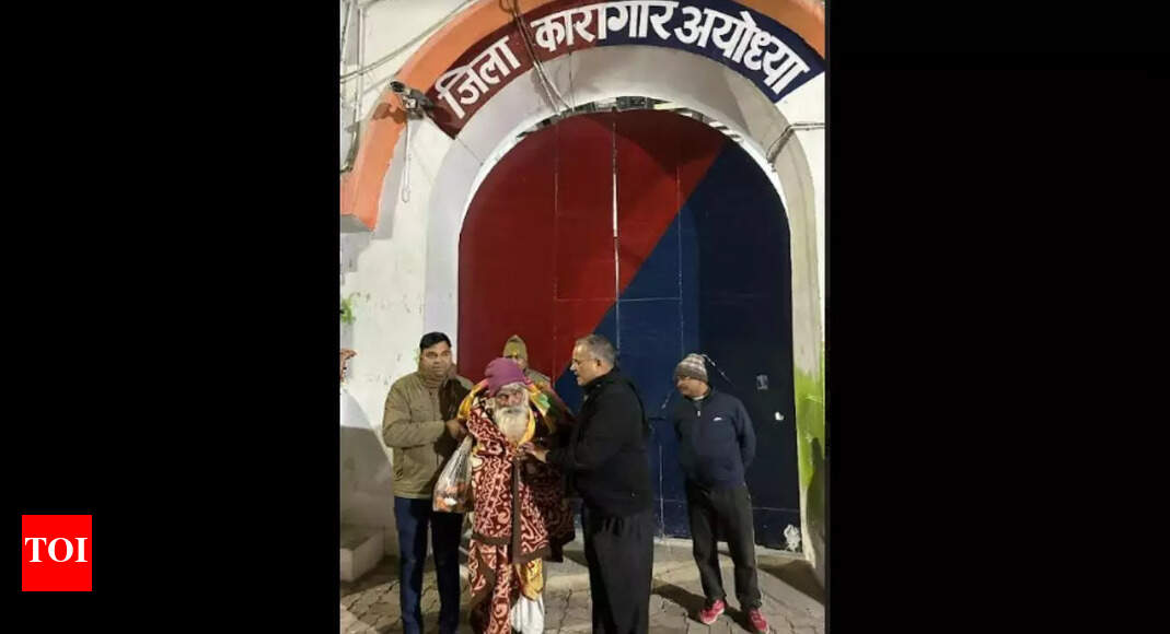 जेल अधिकारी ने 98 वर्षीय अयोध्या कैदी की मदद की, आज़ादी… और एक घर |  लखनऊ समाचार – टाइम्स ऑफ इंडिया