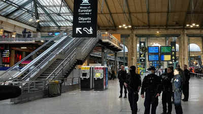 6 stabbed in Paris train station, attacker shot by police