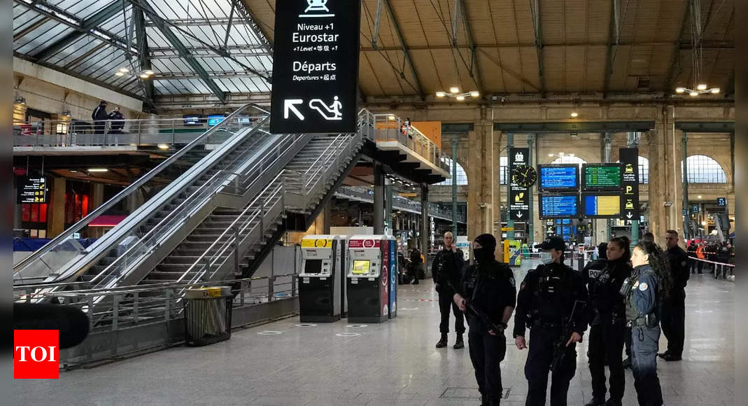 6 stabbed in Paris train station, attacker shot by police – Times of India