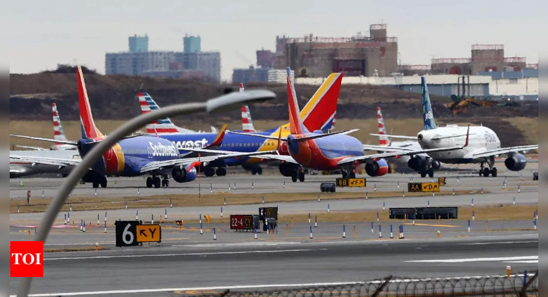 US flights take to air again after four-hour outage meltdown disrupted global aviation