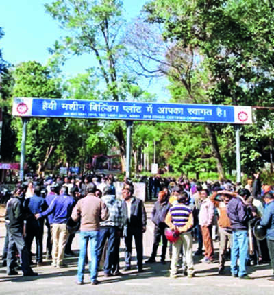 HEC workers join executives’ protest over pending salary