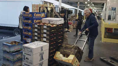 US consumer prices fall in December; weekly jobless claims edge down