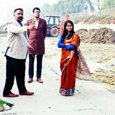7 caught dumping waste into Sidhwan Canal