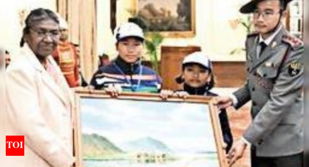 Manipur: 17 Girl Students From Manipur Meet Prez | Imphal News - Times ...