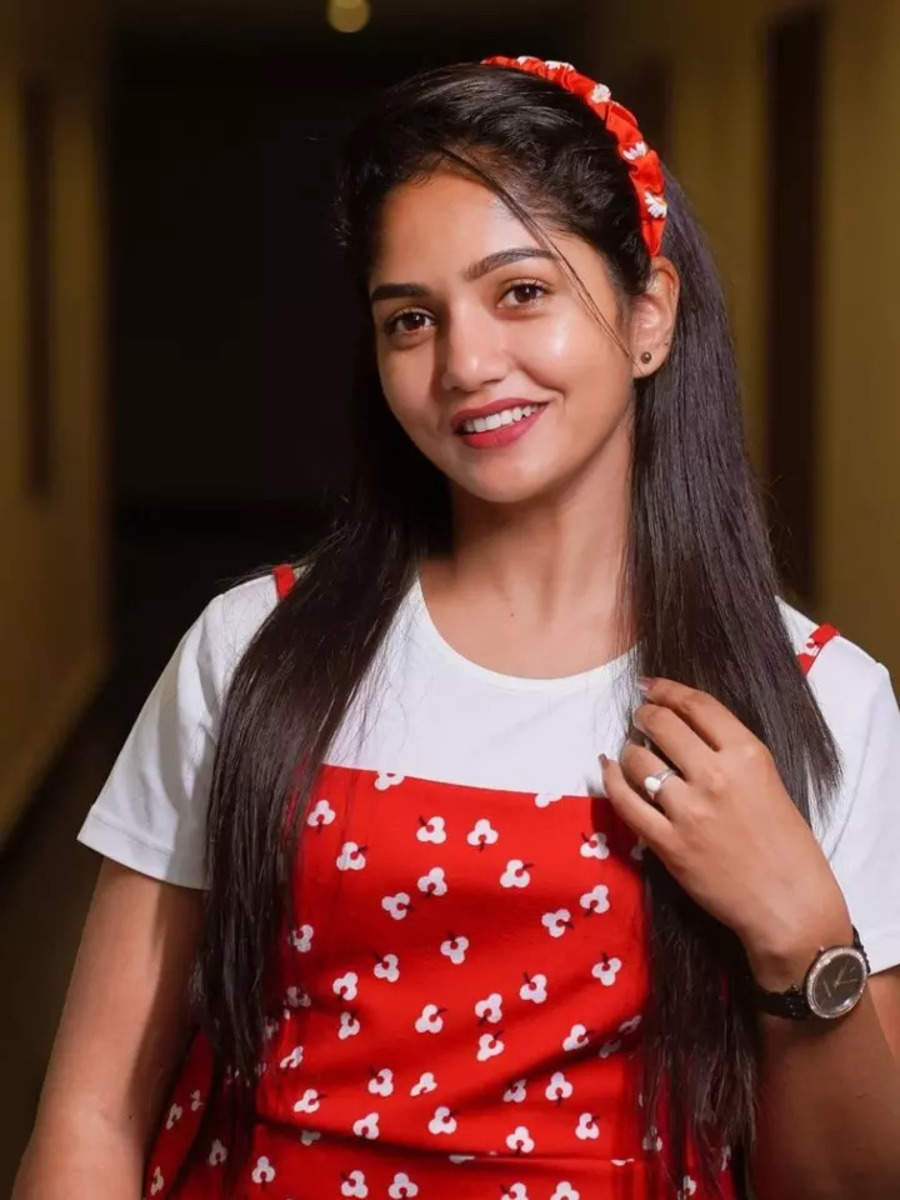 Chic Looks Of Geetha Actress Bhavya Gowda Times Of India