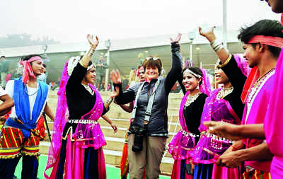 Folk, tribal dancers give festive touch to flagoff