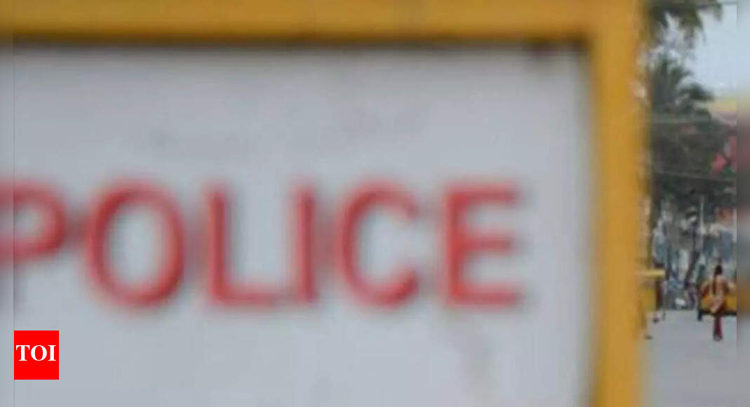 दिल्ली में शराब नहीं मिलने पर 4 पुलिसकर्मियों ने वेंडर को पीटा |  दिल्ली समाचार – टाइम्स ऑफ इंडिया