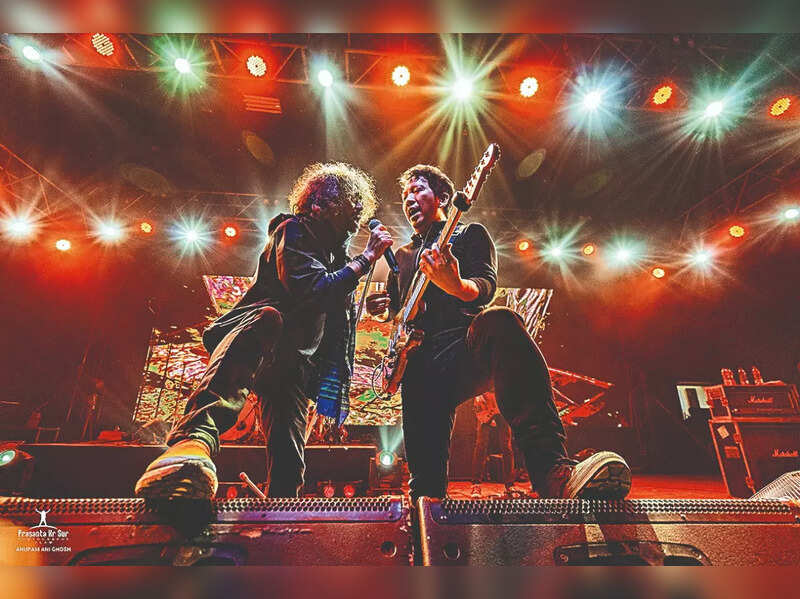 Fossils25 An electrifying gig by the band for their fans Bengali