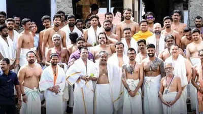 Indian cricketers offer prayers at Padmanabhaswamy temple in Thiruvananthapuram
