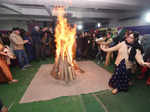 Patna : People gathered around a bonfire as they celebrate 'Lohri' festival in Patna on Friday, Jan 13, 2023. (Photo:IANS)