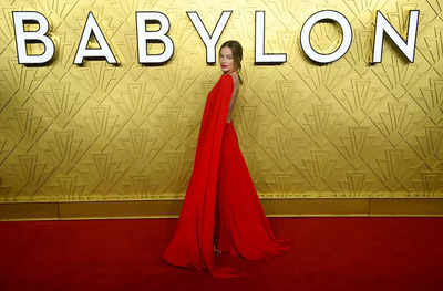 'Babylon' star Margot Robbie says she loves to travel by the London Underground