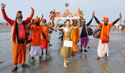 Lakhs of pilgrims take holy dip at Gangasagar on Makar Sankranti
