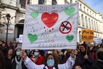 30,000 marchers demand end to healthcare cuts in Madrid