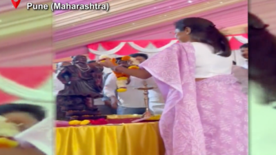 “No major injuries occurred”, says Supriya Sule after her saree catches fire during event in Pune