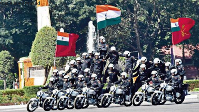 Paratroopers, stunt bikers dazzle crowd during Army Day parade in Bengaluru