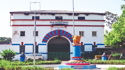 Maharashtra cops raid Karnataka's Hindalga jail, find notebook with suspect