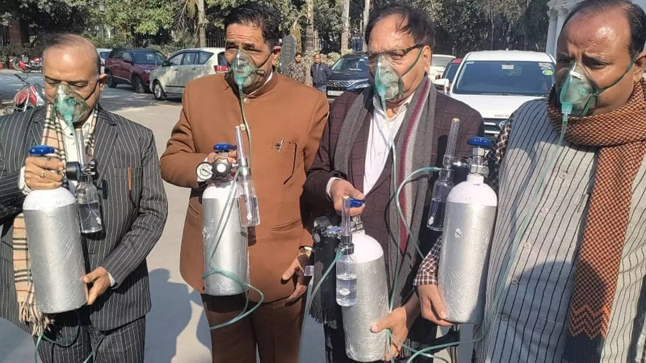 BJP MLAs carry oxygen cylinders, gas masks during Delhi assembly