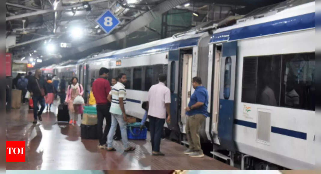 Vande Bharat train gets rousing welcome in Visakhapatnam ...