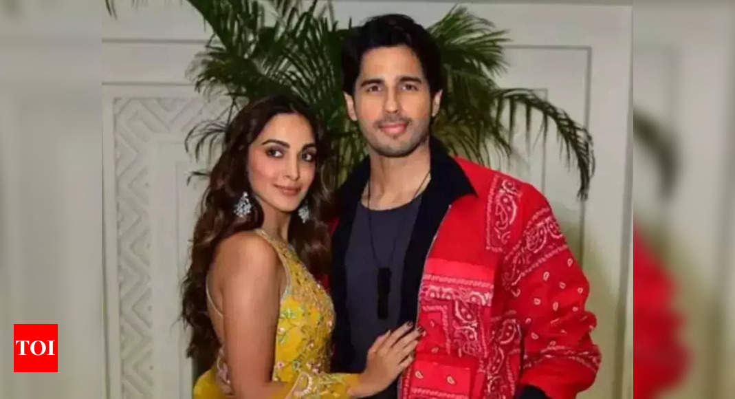 Kiara Advani drops picture with birthday boy Sidharth Malhotra, fans shower love while Ananya Panday says she clicked it – Pic inside – Times of India