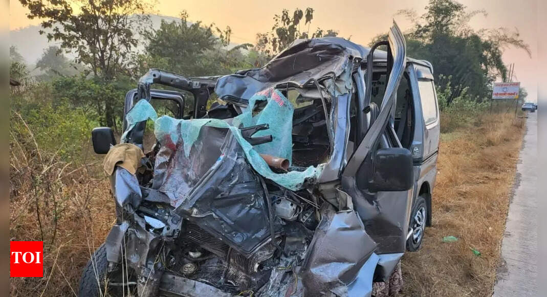 9 killed as car collides with truck on Mumbai-Goa highway | Mumbai News ...