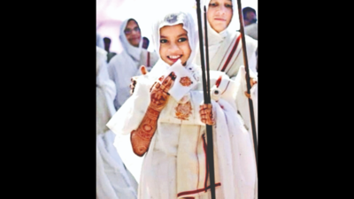 Dawn turned Devanshi into sadhvi Digantpragyashreeji in Surat