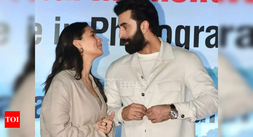 Ranbir Kapoor talks about his changing equation with the paparazzi, while Alia Bhatt reveals Ranbir is a ‘chhupa rustom’ good photographer! – Times of India