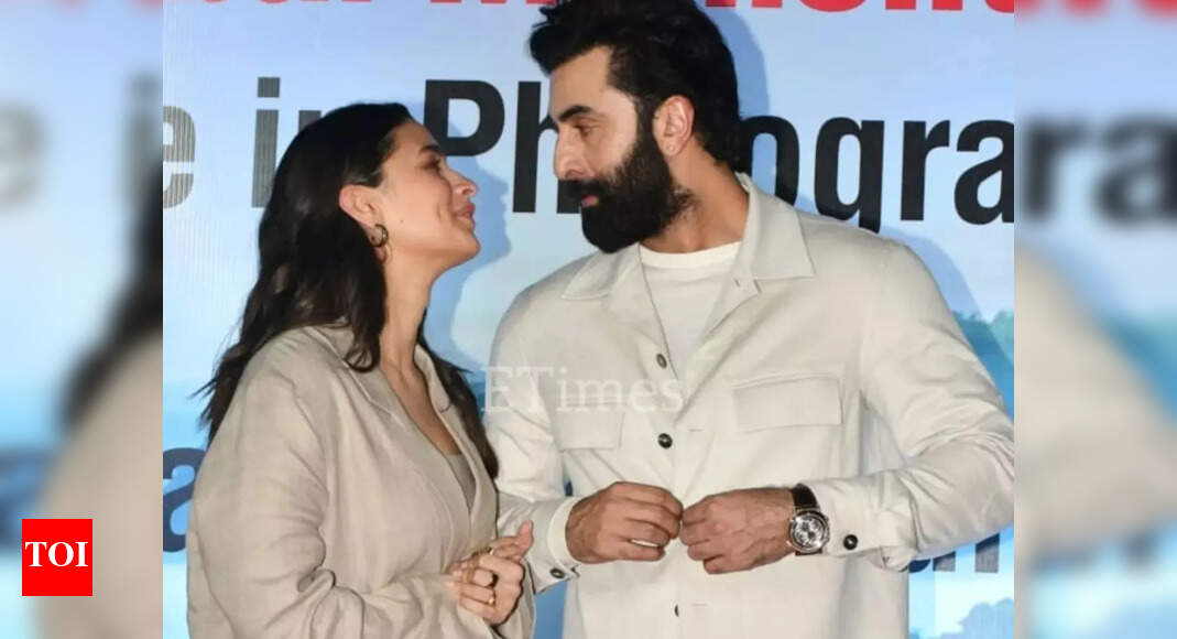 Ranbir Kapoor talks about his changing equation with the paparazzi, while Alia Bhatt reveals Ranbir is a ‘chhupa rustom’ good photographer! – Times of India