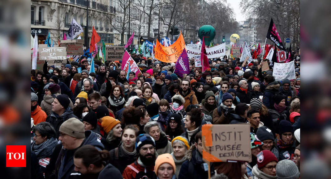 La France frappée par une grève nationale alors que les syndicats luttent contre la réforme des retraites de Macron