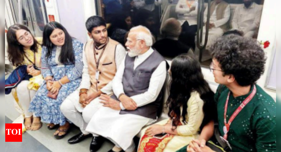 पीएम नरेंद्र मोदी ने गुंदावली मेट्रो स्टेशन से की सवारी, मुंबईकरों से की बातचीत |  मुंबई समाचार – टाइम्स ऑफ इंडिया