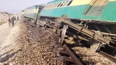 Bombing derails passenger train in Pakistan, injures 15