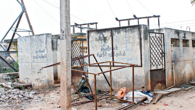 Defunct toilets, garbage piles add to flower market’s woes in Madurai