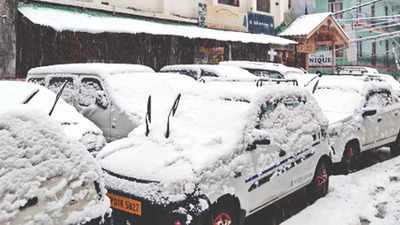 Snowfall blocks 380 Himachal Pradesh roads