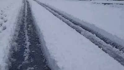 Parts of Kashmir receive fresh light snowfall; Srinagar-Jammu NH closed