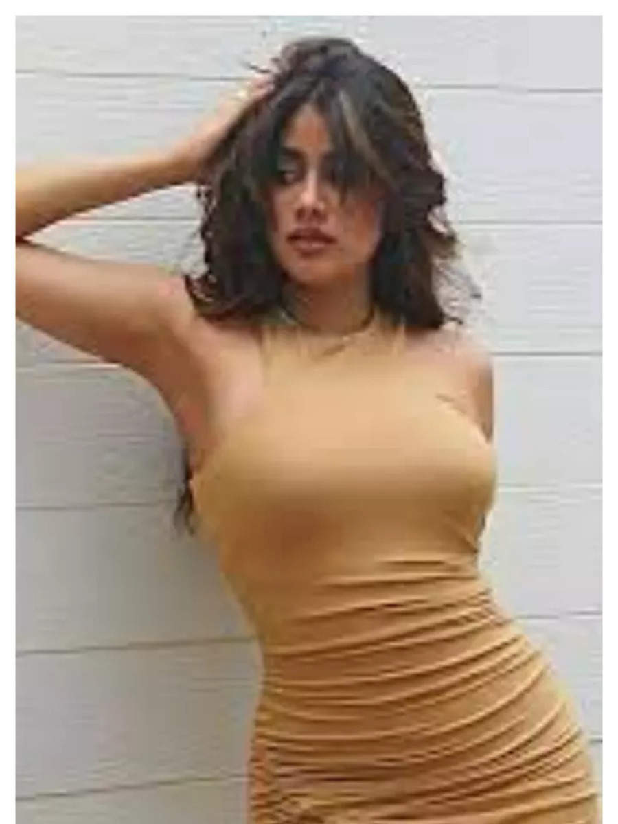 Curvy girls best sale in tight dresses