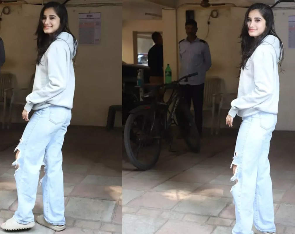 
Raveena Tandon's daughter Rasha Thadani spotted at filmmaker Abhishek Kapoor’s office
