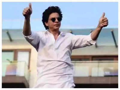 SRK gives hilarious reply to fan waiting outside Mannat to catch a glimpse of superstar