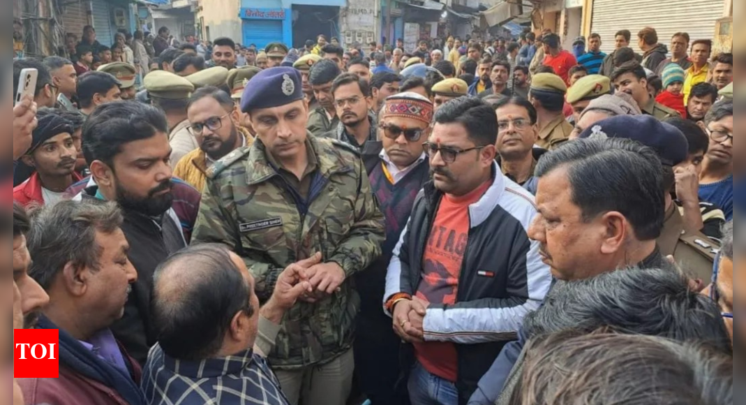 Three men loot jewellery shop at gunpoint in UP's Agra, 4 injured